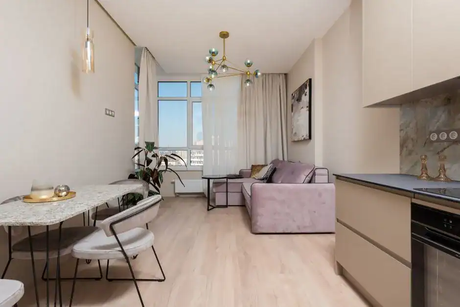 A balanced, tastefully decorated living room